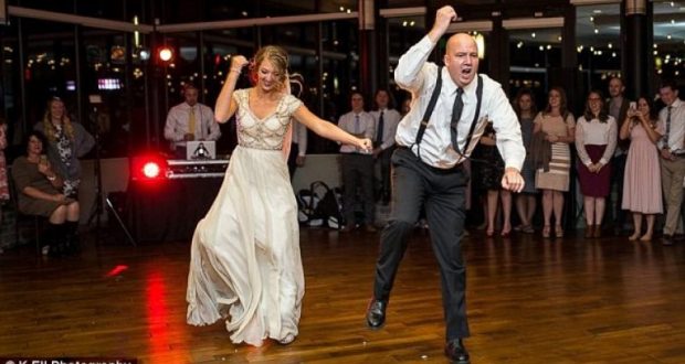 FOTO&VIDEO/ Këtë vallëzim nuk keni parë, shikoni çfarë bëjnë nusja dhe babai i saj para dasmorëve