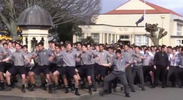 Nxënësit vallëzojnë në varrimin e profesorit