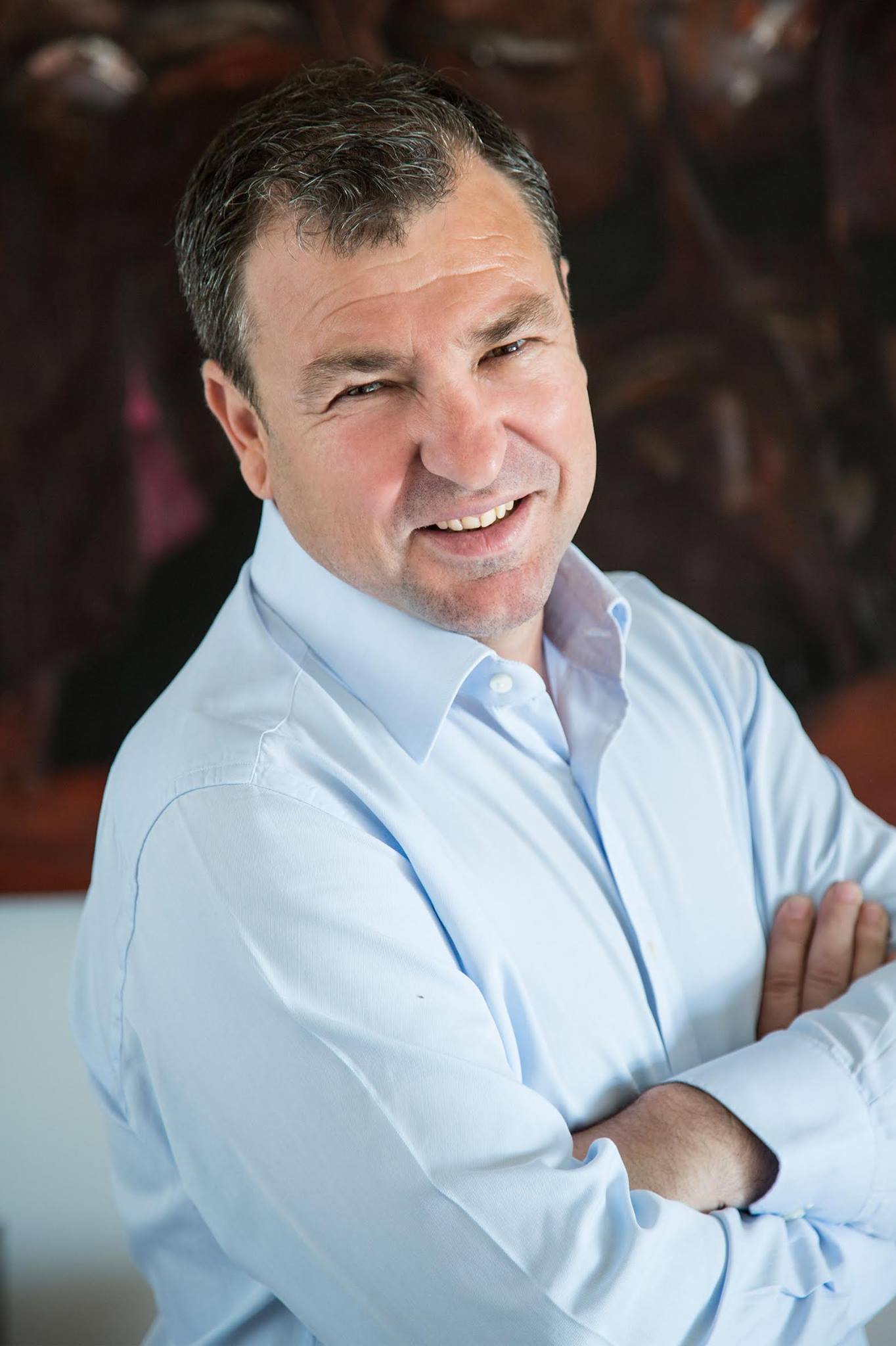 Vangjush Dako reagon në “Facebook”: Partitë përdorin flamujt e fushatave si kamuflazh për veprime të dhunshme e për të akuzuar kundërshtarin