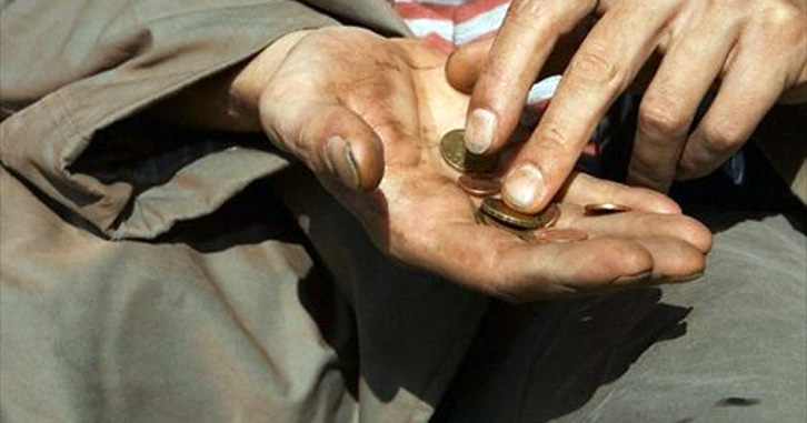 SKANDAL/ Qeveria nuk ka lekë për shpërblimet, ua merr personave me ndihmë ekonomike