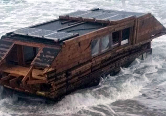 FOTO LAJM/ Një varkë misterioze me një shënim të fshehtë në brigjet irlandeze