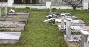 Korçë, dhunohen varrezat e patriotëve, përfundojnë për skrap