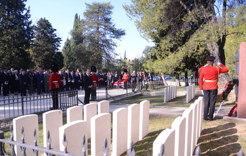 FOTO/ Përkujtohen dhe nderohen ushtarakët britanikë të rënë gjatë Luftës së Dytë Botërore në Shqipëri