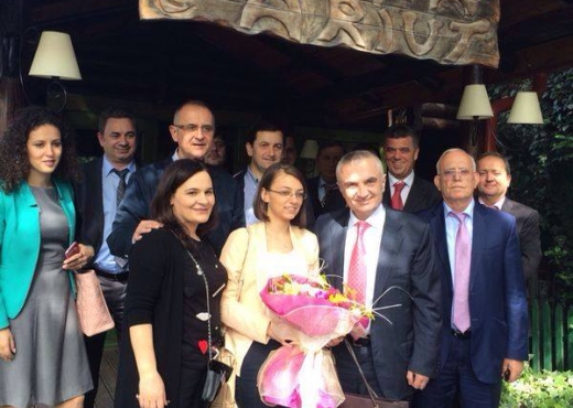 LSI në kërkim të protagonizmit edhe përballë maturantëve, Monika dhe Kejdi “ia lënë kopilin në derë” Linditës