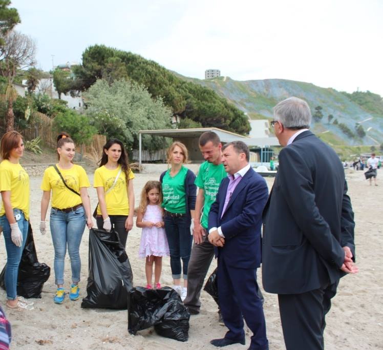 FOTO/ Vangjush Dako njeri praktik, vesh kostum edhe kur prish ndërtesa edhe kur pastron plazhin