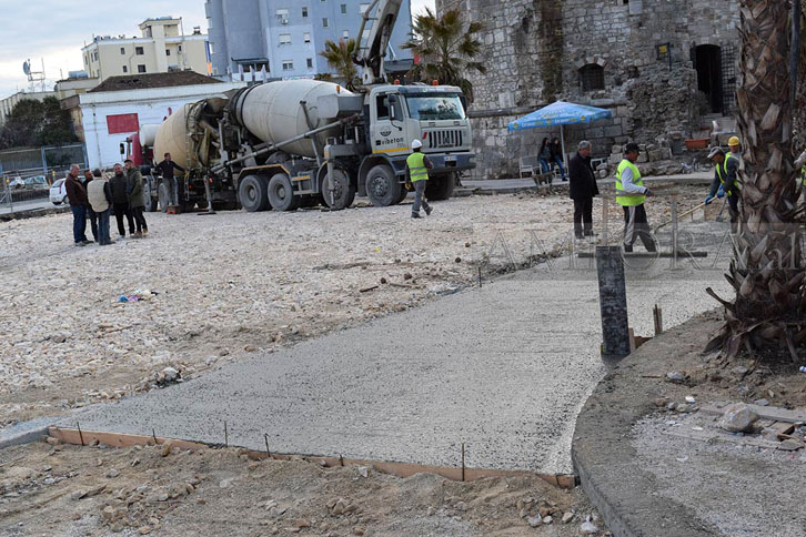 VIDEO & FOTO GALERI/ Vangjush Dako injoron vendime gjykatës, vazhdon betonizimi i gjetjeve arkeologjike te “Veliera”