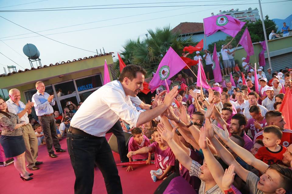 Erion Veliaj edhe “ngrini duart lart”…, por edhe “ne nuk dorëzohemi”