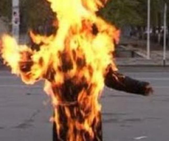 Sarandë, djeg veten me benzinë në derën e pallatit