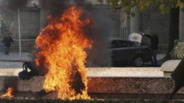 EMRI/ Korçë, dhëndri djeg veten me benzinë në shtëpinë e vjehrrit