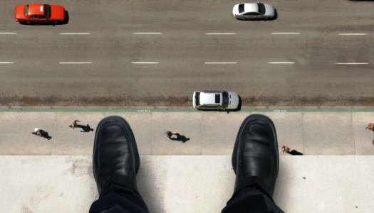 Durrës, zgjohen në mëngjes gjejnë në oborrin e shtëpisë një të vetëhedhur nga pallati ngjitur