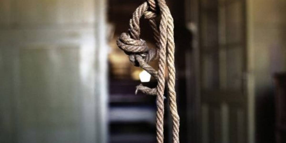 Durrës, var veten me litar në ballkonin e shtëpisë një  i moshuari