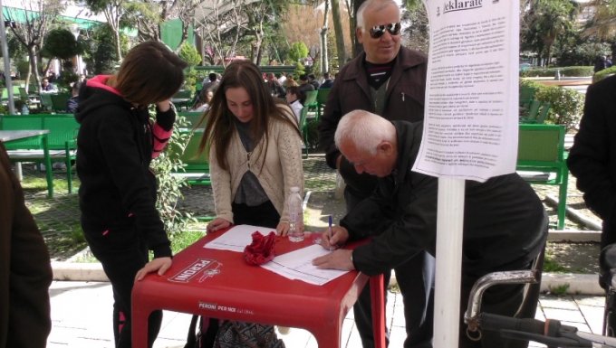 Firmat për vettingun: Ky gazetar firmosi dhjetë herë