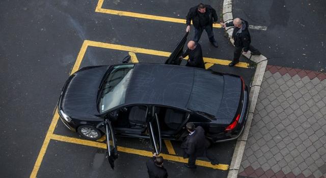 Isa Mustafa lëviz me automjet të blinduar, 12 masa sigurie për ndërtesat e qeverisë