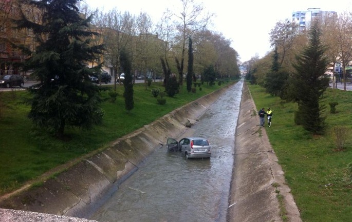 FOTO/Tiranë, aksident i rende, vetura fluturon në Lanë