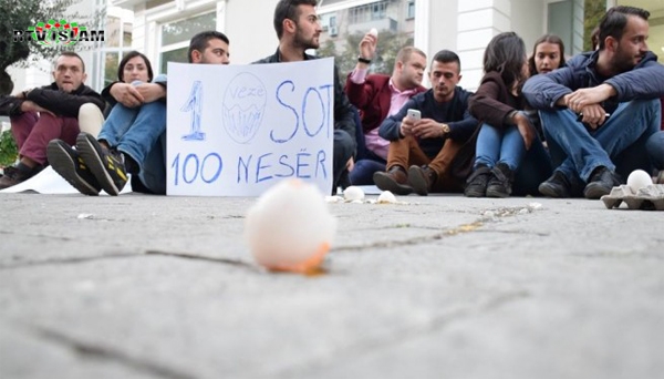 Në gjyq studentët që qëlluan me vezë kryeministrin Rama, ja akuzat mbi studentët