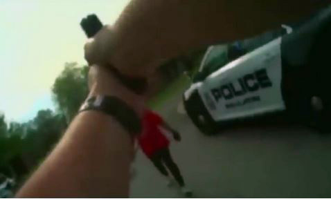 VIDEO/ Polici vret një grua në rrugë… Kujdes pamje të rënda…!