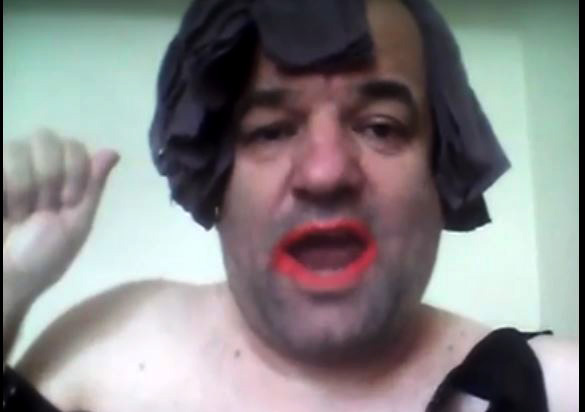 VIDEO/  Ilir Vrenozi uron lali Erin për 17 majin …