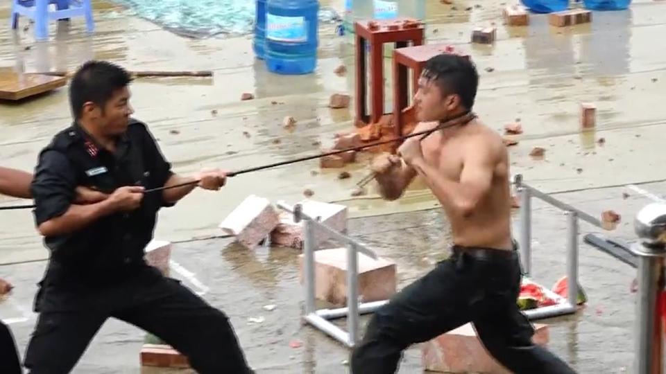 VIDEO+16 / Ushtrimet ekstreme të policisë vietnameze