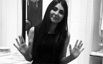 VIDEO/ Vajza u kërkon të mos ndotin shtëpinë gjatë bastisjes, polici e qëllon me armë