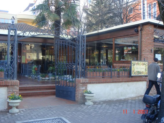 Tiranë, përfshihet nga flakët bar-restorant “Vila Logoreci”