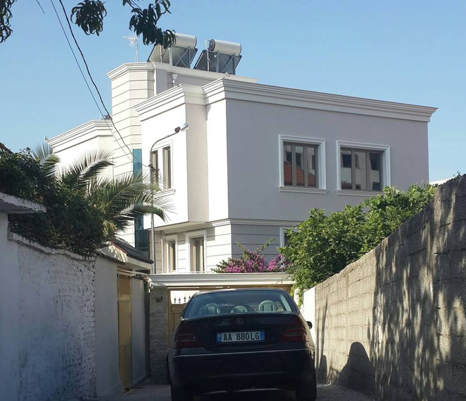 FOTO/ Zbulohet vila e Elez Gjozës në Tiranë, ku janë regjistruar 82 zgjedhës fiktivë