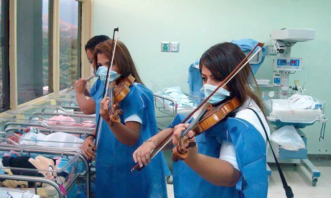 FOTO LAJM/ Holandë, muzikë “live” për fëmijët e porsalindur