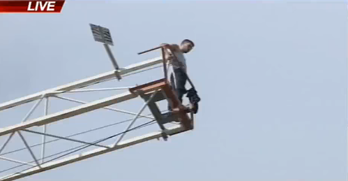 Djali majë vinçit, kërcënon se do të hidhet: Dua të iki nga Shqipëria, pse doni të më fusni në burg