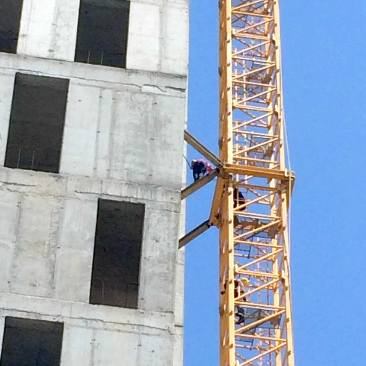 Tiranë, 50-vjeçari tenton të hidhet nga vinçi, zjarrfikësi e shpëton