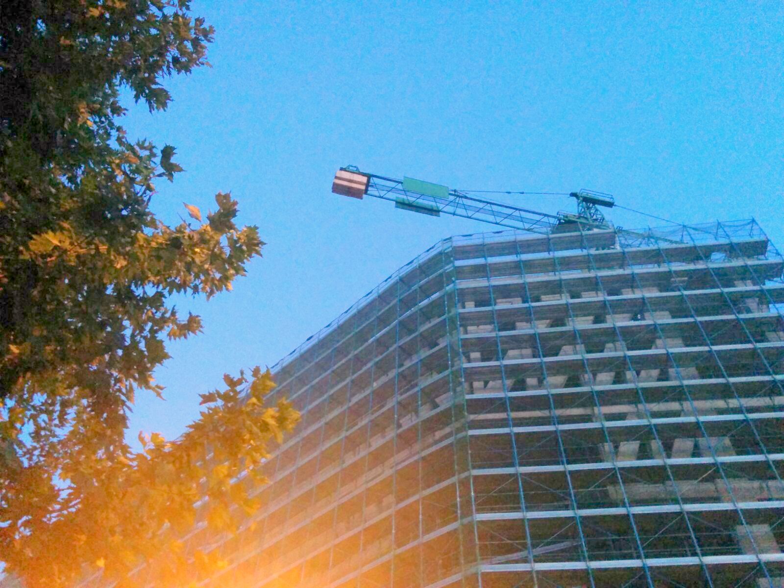 FOTO/Hidhet nga vinçi, 30 m lartësi në mes të Tiranës, vdes i riu