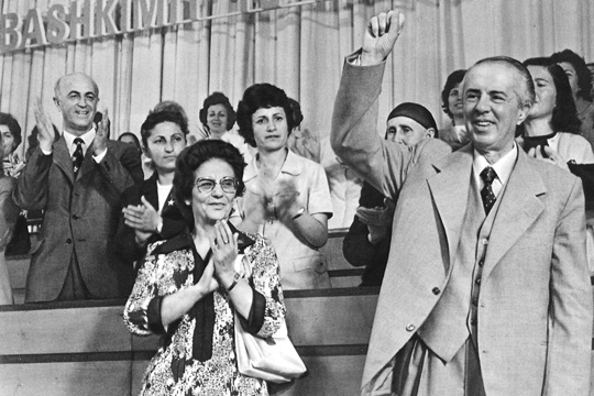 Vito Kapo kërkon dekorimin e diktatorit Hoxha dhe dhe gruas së tij Nexhmijes