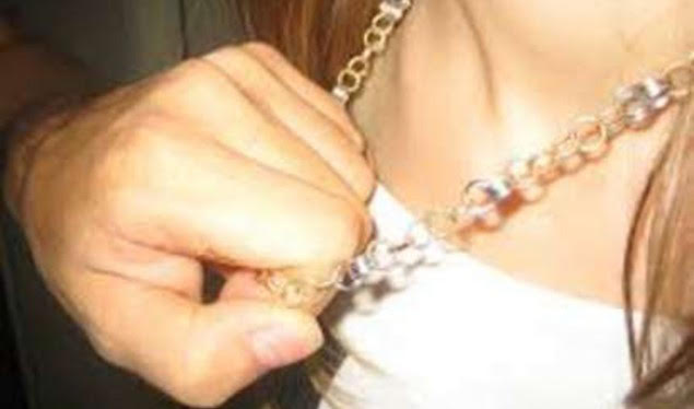 Në Fier i rrëmbejn varësen e floririt nga qafa, arrestohet i riu