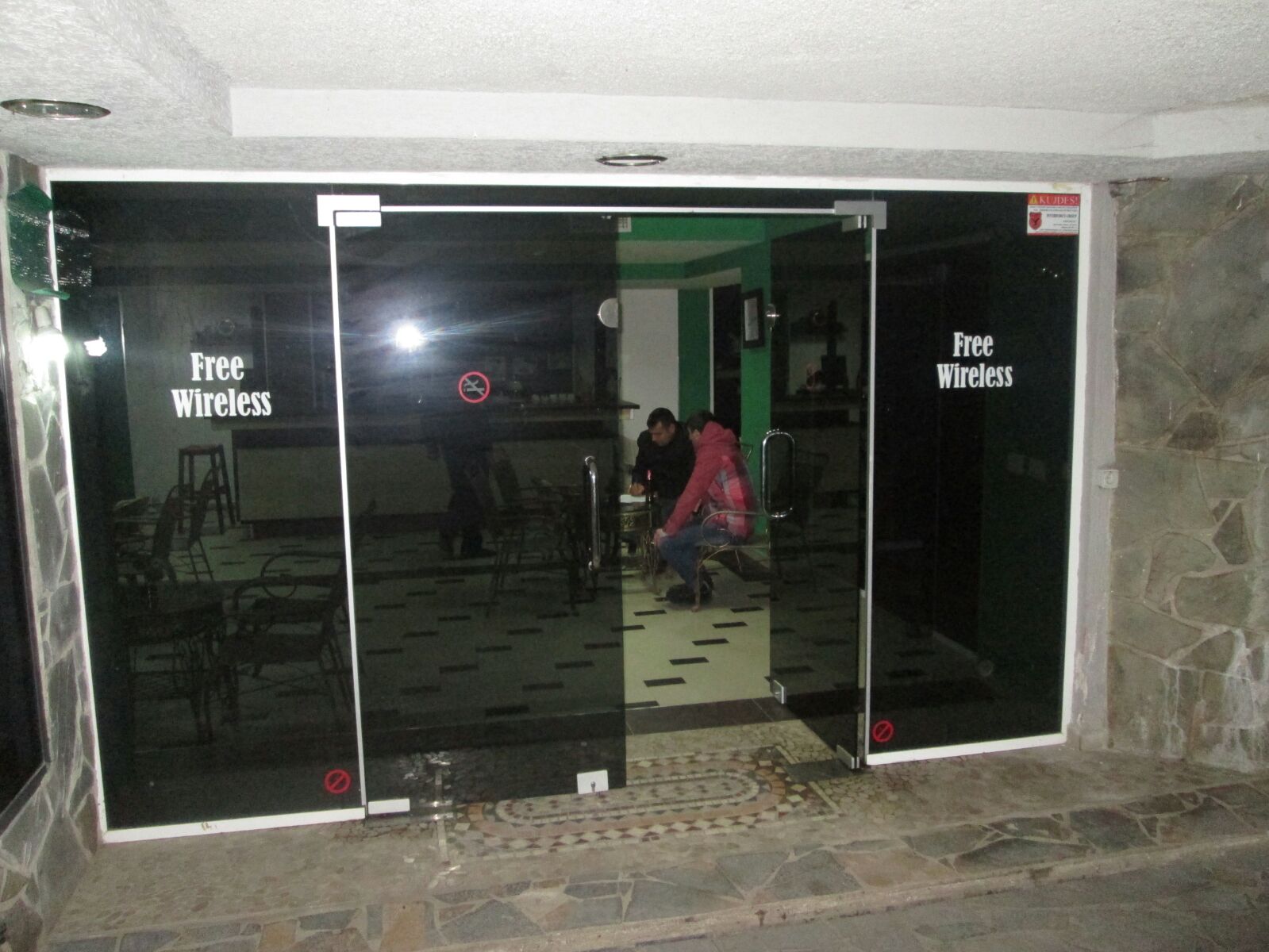 Tiranë/Bien në pranga 3 hajdutë kompjuterash