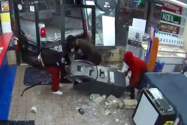 Berat, thyhet dhe grabitet bankomati në qendër të qytetit