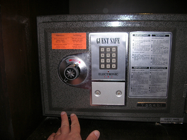 Tiranë, i hyjnë në banesë, i hapin kasafortën, i vjedhin 20 mijë euro dhe zhduken “pa lënë gjurmë”