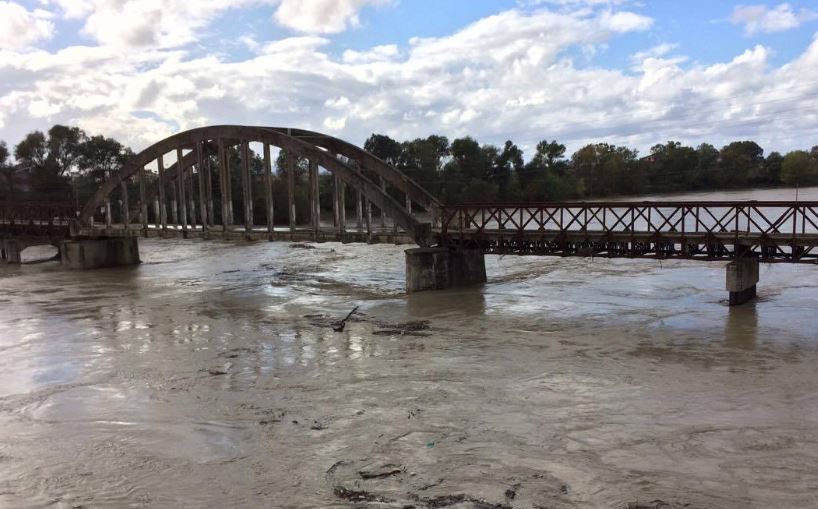 Vjosa përmbyt Urën e Mifolit, hyn në Pishporo