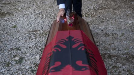 Kosovë, u kthehen familjarëve mbetjet mortore të 28 personave