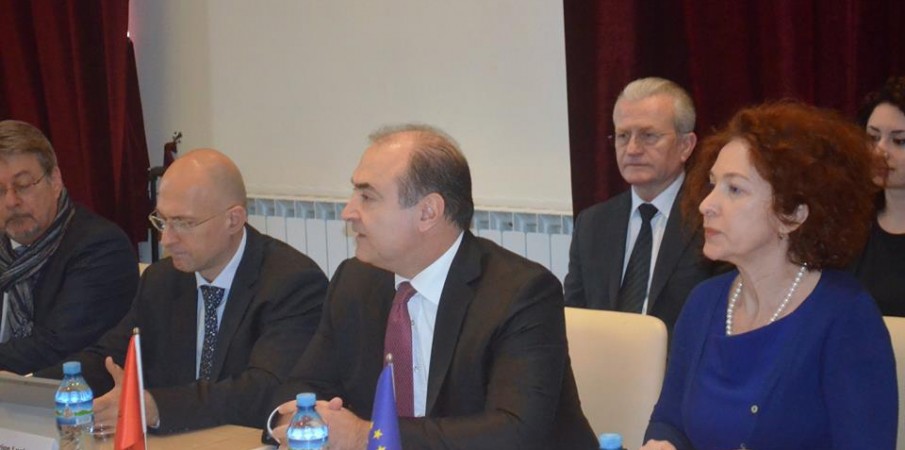 Dyshimi/ Pse ka interesim të pazakontë Vllahutin për projektin hekurudhor mes Shqipërisë dhe Malit të Zi?