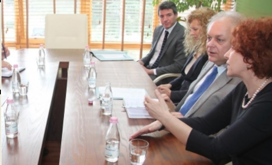 FOTO/Diplomati nga Brukseli u “trullos” nga ambasadorja Vlahutin