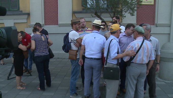 Taksa 5 euro në Rrugën e Kombit, shoqëria civile proteston para Ministrisë së Transportit