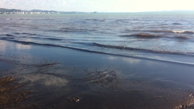 Ndotet sërish bregdeti i Durrësit, nga shkarkimi i hidrokarbureve në det