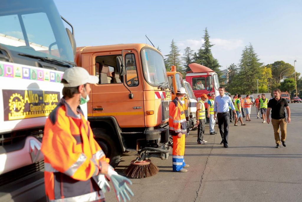 FOTO/ Nis aksioni i Bashkisë për të pastruar Tiranën nga “zhuli”