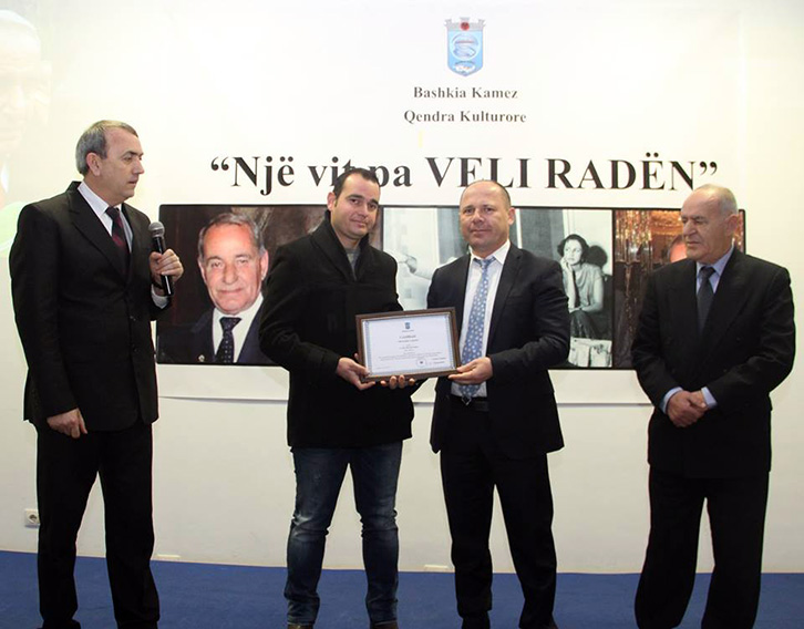 “Një vit pa Veli Radën”, kryebashkiaku i Kamëz Xhelal Mziu e nderon me “Certifikatë mirënjohjeje”