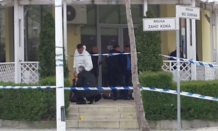 Vlorë, 3 të vrarë 1 i plagosur për një femër