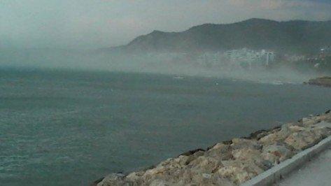 Furtunë në Vlorë, boshatiset plazhi  dhe rrugët e qytetit