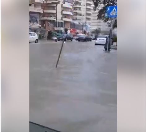 Rama poston pamje nga Cërriku, qytetarët i thonë se është përmbytur Vlora