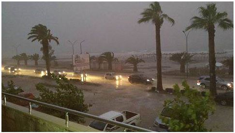 FOTO/ Vlorë, stuhia dhe shiu “bëjnë det” edhe rrugët, pushuesit “nuk dinë ku të fusin kokën”