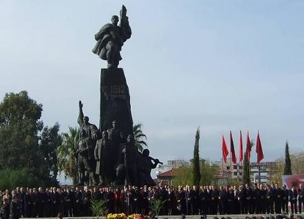 Nishani dhe Rama ngrejnë flamurin në Vlorë, Shqipëria feston sot 103-vjetorin e Pavarësisë