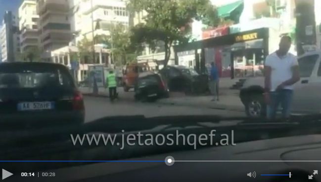 Aksident i rëndë, tri makina përplasen në Vlorë