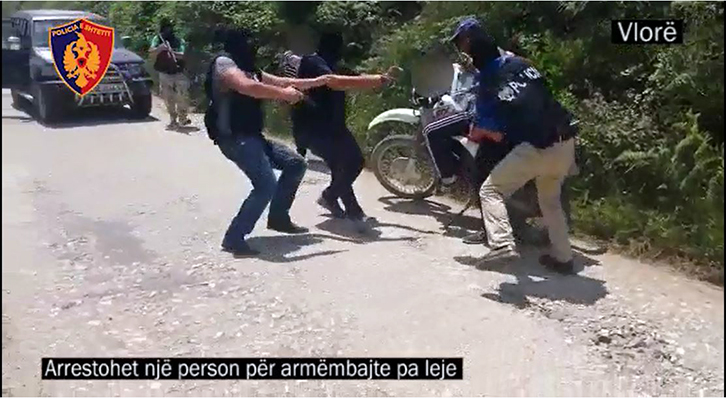 VIDEO/ Arrestohet vlonjati me një pistoletë me mulli në çantën e shpinës