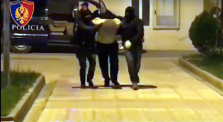 VIDEO/ Vlorë, Policia ndjek si në filma dhe ndalon 21-vjeçarin me 26 kg kanabis